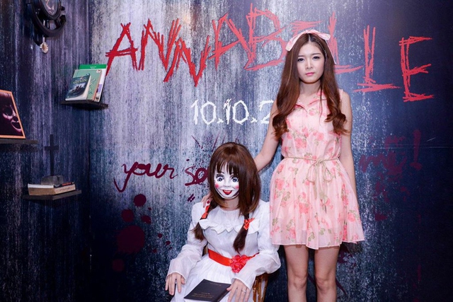 Tối qua, Lililuta đã đến tham dự buổi họp báo công chiếu bộ phim kinh dị Annabelle tại thành phố Hồ Chí Minh. Người đẹp diện một chiếc váy xinh xắn, ngọt ngào.