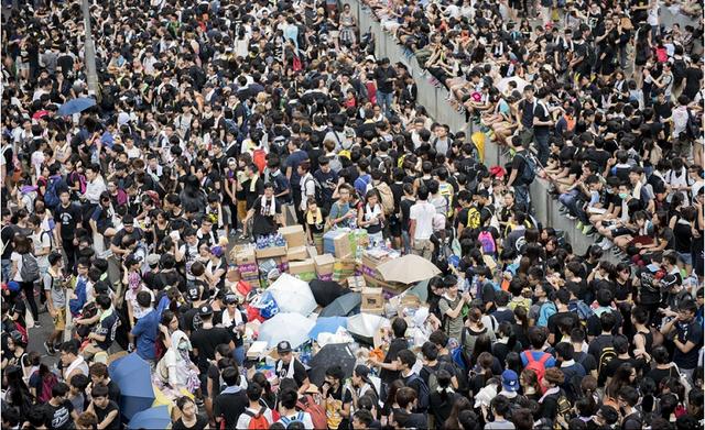 Người biểu tình bao vây tòa nhà chính phủ Hồng Kông   Ảnh: Getty Images
