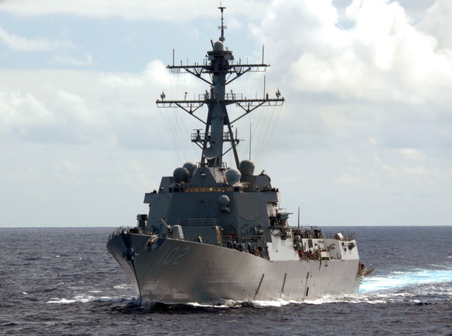 Vũ khí trên tàu USS Sampson (DDG-102) bao gồm: 1 pháo hạm Mk-45 mod 4 cỡ nòng 127mm, 1 hệ thống CIWS Phalanx (ở phiên bản này chỉ có 1 hệ thống Phalanx lắp đặt phía sau tàu), 2 pháo M242 Bushmaster cỡ nòng 25mm...