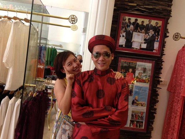 2 vợ chồng Khánh Linh vui vẻ tại cửa hiệu của Đức Hùng.