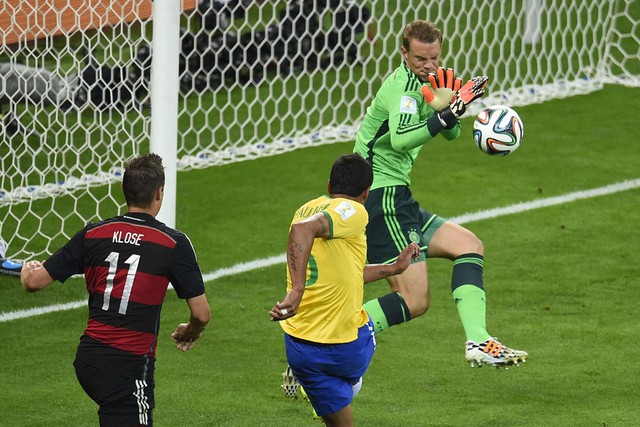 Neuer từ chối cơ hội hiếm hoi của Brazil