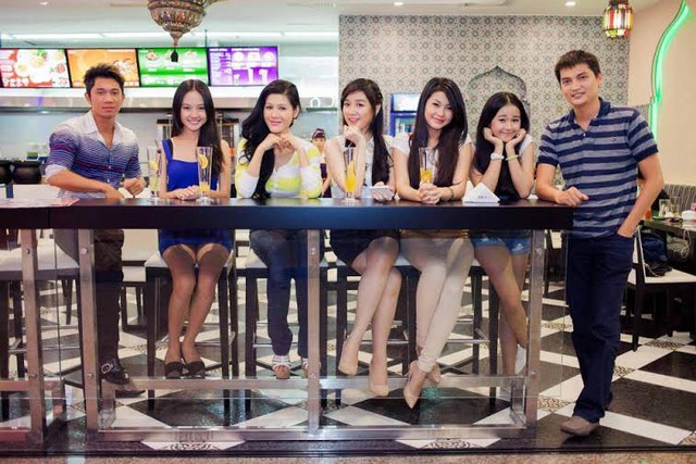 Từ phải qua: Lương Bằng Quang, Tam Triều Dâng, Đinh Phương Ánh, Miss Teen Xuân Mai, Miss Teen Diễm Trang, Hot girl Thanh Vy và Ma Siêu.