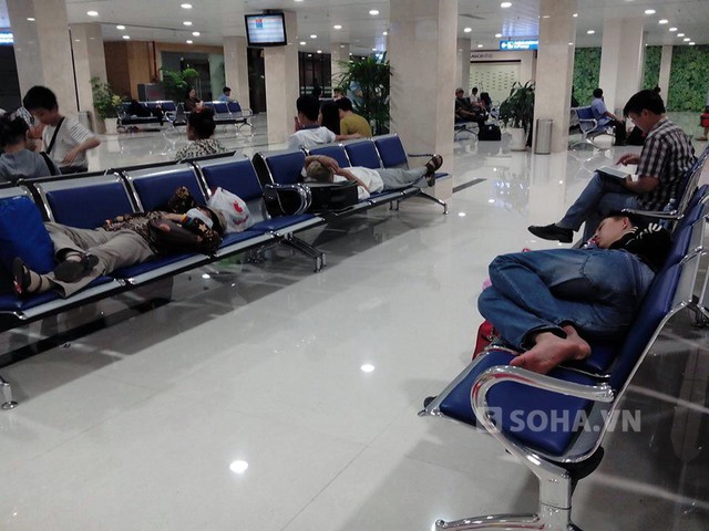 Nhiều người mệt mỏi đã tranh thủ ngủ để chờ được lên máy bay.