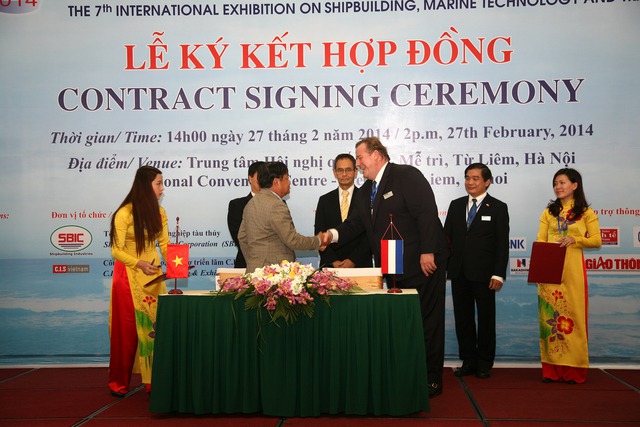 Hình ảnh lễ ký hợp đồng giữa đại diện Việt Nam và đại diện tập đoàn đóng tàu Damen. Ảnh: hollandinvietnam.org