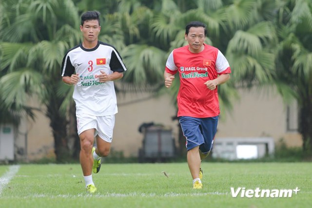 Thủ lĩnh hàng phòng ngự Đông Triều (trái) sẽ không thể tham dự trận đấu chiều nay với U19 Nhật Bản.