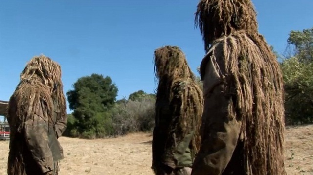 Trang phục ngụy trang của các học viên trường đào tạo lính bắn tỉa Mỹ. Các học viên được đào tạo cách làm ra những bộ quần áo có khả năng ngụy trang cực tốt từ những thực vật có ở khu vực tác chiến.