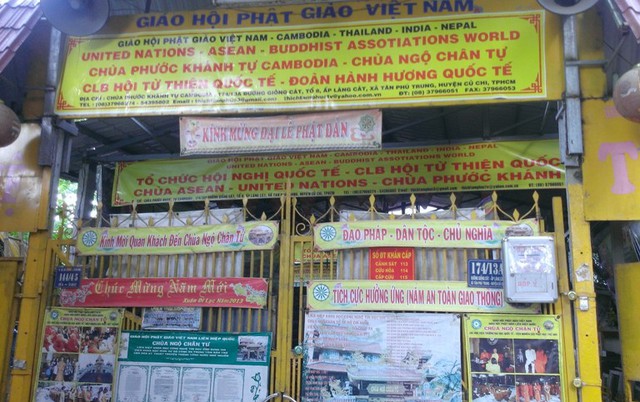 Mặt tiền của chùa treo những tấm băng rôn giới thiệu chức khủng của vị trụ trì