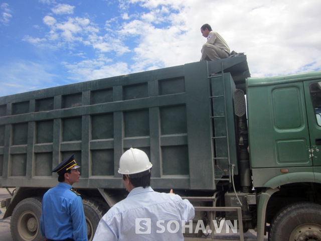 Đoàn công tác do ông Đào Văn Minh - Cục phó cục Đường bộ 2 phối hợp vơi sở GTVT Hà Tĩnh đã tiến hành kiểm tra, xử lý các xe vi phạm ở điểm nóng huyện Kỳ Anh.