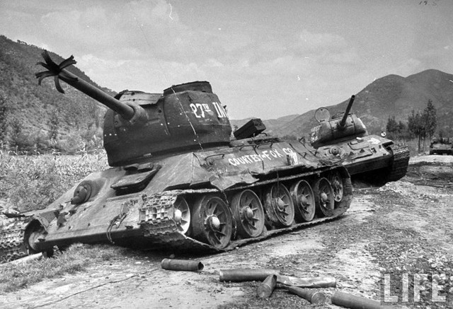 Xe tăng T-34 của Triều Tiên bị tiêu diệt.