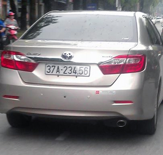 Chiếc xe hiệu Camry mang BKS: 37A-234.56 siêu đẹp đi trên đường TP Vinh (Nghệ An).