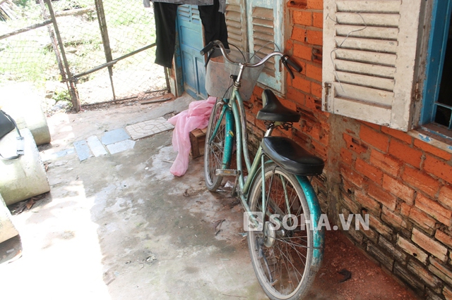 Chiếc xe đạp cũ kĩ của hai vợ chồng, là phương tiện hằng ngày đi bán vé số