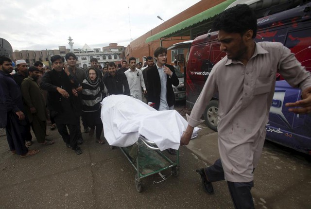 
Thi thể một phụ nữ được chuyển đi tại Peshawar, Pakistan. Ảnh: Reuters.
