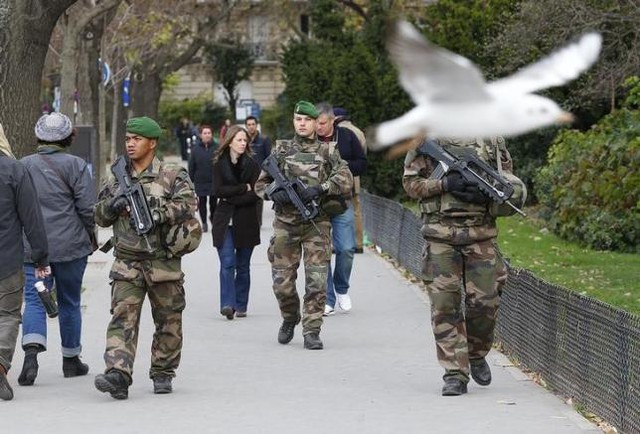 
Binh sĩ Pháp tuần tra gần tháp Eiffel hôm 14/11. Ảnh: REUTERS/YVES HERMAN
