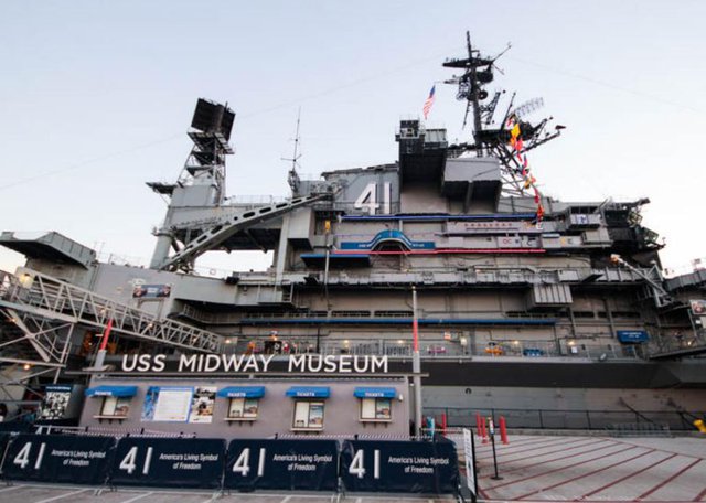 
USS Midway có chiều dài gần 300m và là ngôi nhà của hơn 400 thủy thủ. Bảo tàng nổi này có thiết kế ấn tượng cả bên trong lẫn bên ngoài.
