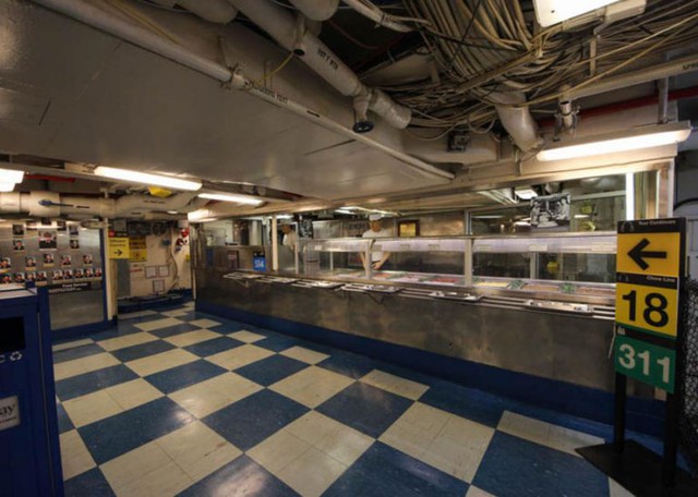 
Khu vực bếp ăn phục vụ các thủy thủ.
