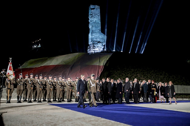 Tổng thống Ba Lan Bronislaw Komorowski (trái) cùng các quan chức dự lễ kỷ niệm Ngày Chiến Thắng tại Gdansk hôm 8/5. Ảnh: Reuters.