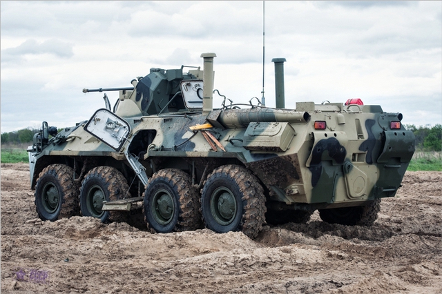 BTR-82A được trang bị động cơ diesel KAMAZ 740.14-300 300 mã lực giúp nó có thể đạt được tốc độ tối đa 100km/giờ trên đường với tầm hoạt động 600km. Xe cũng được trang bị 1 động cơ giúp lội nước với tốc độ 9km/giờ.