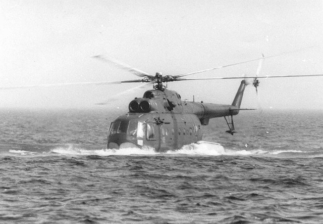 Liên Xô đã chuyển đổi mẫu trực thăng vận tải Mi-8 trứ danh của mình thành trực thăng săn ngầm với khung thân hình chiếc thuyền độc đáo. Nhờ thiết kế này mà trực thăng có thể hạ cánh ngay trên mặt nước.
