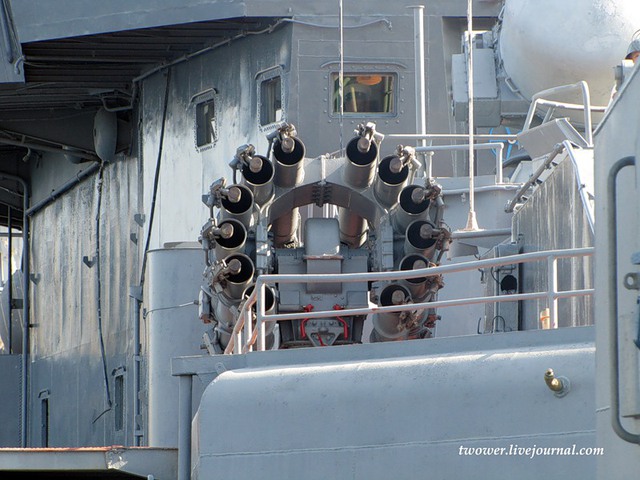 
Hệ thống chống ngầm trên tàu có 2x5 ống phóng ngư lôi cỡ 533mm cùng 2 bệ phóng rocket chống ngầm RBU-6000.
