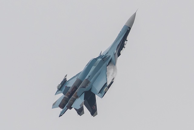 
Su-30SM thực hiện động tác thao diễn phức tạp.

