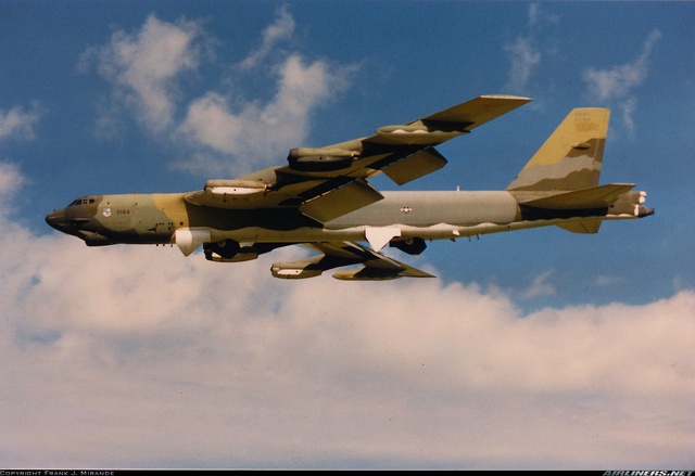 
B-52G, để ý phần mũi máy bay lớn hơn, cánh đuôi đứng ngắn hơn, không còn vị trí của xạ thủ ở phía đuôi và 2 thùng nhiên liệu phụ nhỏ hơn
