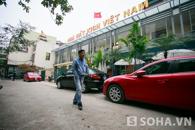 Đầu giờ chiều,anh có mặt tại Nhà Hát Kịch Việt Nam để chuẩn bị cho 1 vở kịch sắp ra mắt khán giả.