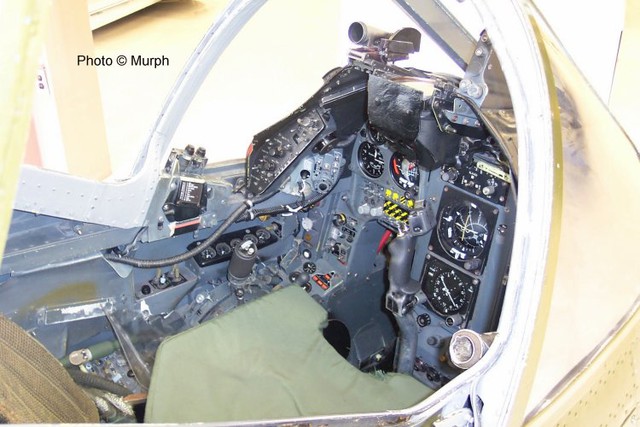
Do không có hệ thống dẫn đường tấn công quán tính Ferranti FE541 nên buồng lái của AV-8A nhìn đơn giản hơn Harrier G.R.1, đặc biệt là không có màn hình hiển thị bản đồ bay

