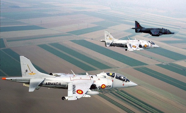 
Máy bay huấn luyện 2 chỗ ngồi VAE.1 Matador (chiếc gần nhất) bay cùng VA.1 Matador và Harrier G.R.3
