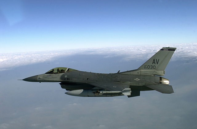 Tiêm kích F-35 (trên) dù hiện đại nhưng không thắng nổi tiêm kích F-16 cũ kỹ (dưới)