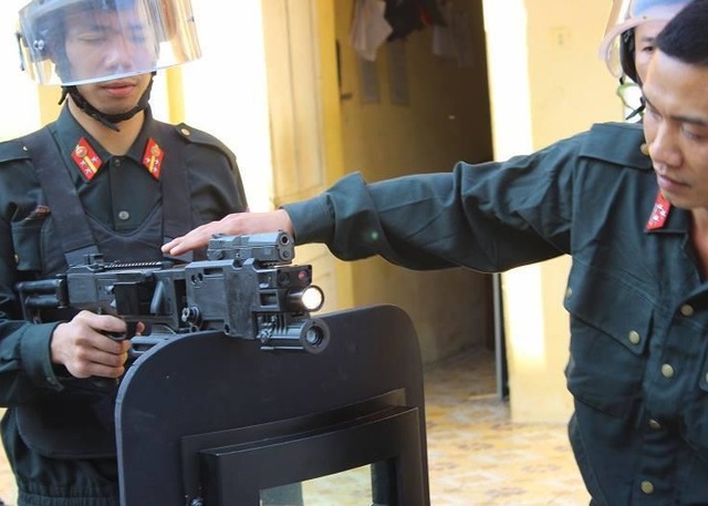 
Súng bắn góc đã được trang bị cho lực lượng cảnh sát đặc nhiệm Việt Nam. Ảnh: CAND.
