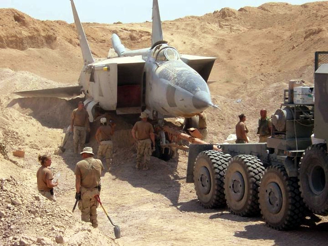 
Máy bay của KQ Iraq phải chôn giấu trong cát sa mạc.
