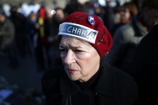 Người phụ nữ đội chiếc mũ có dán hàng chữ ‘Je suis Charlie’ (Tôi là Charlie), tham gia cuộc diễu hành tưởng niệm 17 nạn nhân thiệt mạng tuần qua.