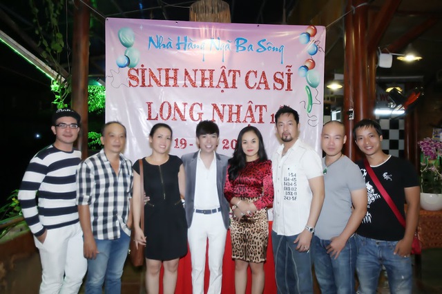 
Nhiều bạn bè đến dự sinh nhật ca sĩ Tình nghèo có nhau.
