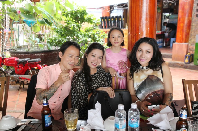 Vợ chồng ca sĩ Thanh Thanh Hiền và Chế Phong cũng từ Hà Nội vào Sài Gòn dự sinh nhật con gái Long Nhật. Ca sĩ chuyển giới Lê Duy (ngoài cùng bên phải) cũng góp mặt.