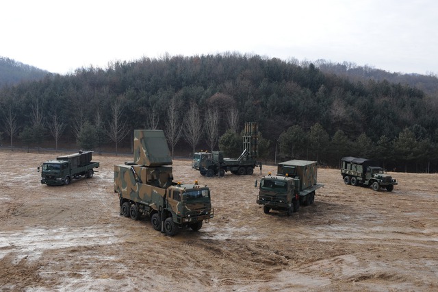 
Các cấu phần của tổ hợp tên lửa phòng không tầm trung KM-SAM của Hàn Quốc.
