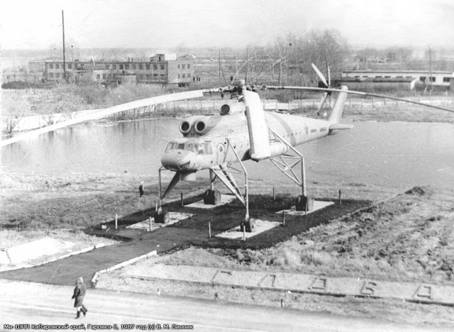 Có thể quan sát rõ hình dạng của trực thăng Mi-10PP qua bức ảnh này. Chiếc trực thăng trong bức ảnh đã được giữ lại làm công trình kỷ niệm tại Khabarovsk năm 1987. Quan sát người dân đang đi lại gần chiếc trực thăng, có thể thấy MI-10PP khổng lồ tới mức nào. Cánh quạt của Mi-10PP rất lớn để giúp nó nâng được những hàng hóa siêu trọng dưới mặt đất.