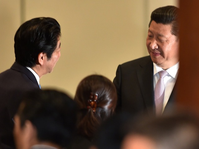 Thủ tướng Nhật Bản Shinzo Abe (trái) và Chủ tịch Trung Quốc Tập Cận Bình.