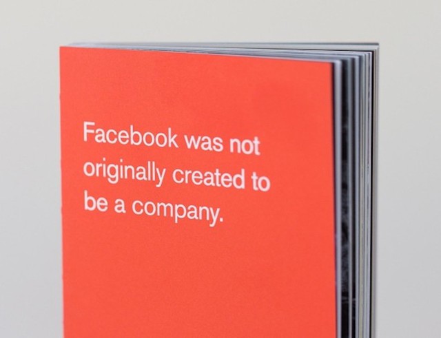 Trang bìa cuốn sổ có màu đỏ kèm dòng chữ in màu trắng nổi bật: “Facebook ban đầu được tạo ra không phải để trở thành một công ty”.