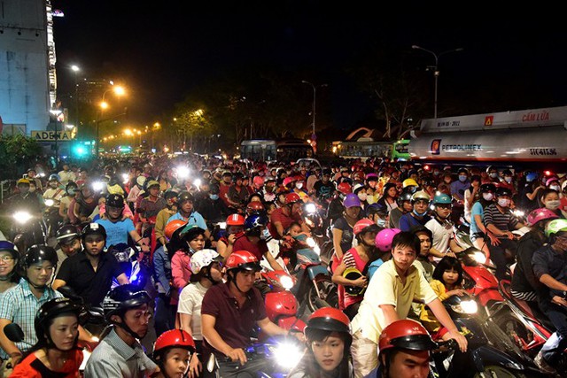 
20h:Tại giao lộ Tôn Đức Thắng- Nguyễn Huệ xe cộ kẹt cứng, lực lượng chức năng cấm xe vào phố đi bộ. Ảnh: Lê Quân/Zing.vn

