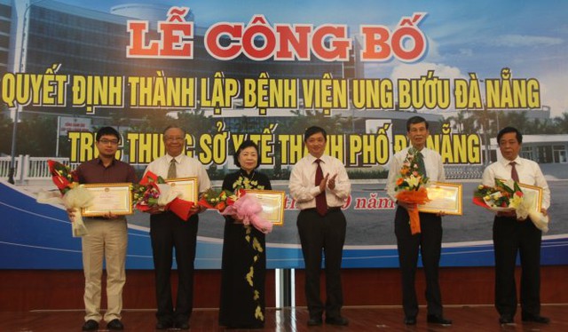 Dịp này, UBND TP Đà Nẵng đã truy tặng bằng khen cho cố Bí thư Thành ủy Nguyễn Bá Thanh - Ảnh: Đoàn Cường