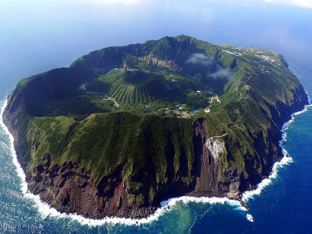 Đây là một hòn đảo núi lửa có người sinh sống bị cô lập và nằm ở phía nam xa xôi nhất của quần đảo Izu, Nhật Bản. Aogashima có chiều dài 3.5 km, rộng 2.5 km và bản thân nó là một miệng núi lửa khổng lồ và bên trong nó là một núi lửa nhỏ hơn. 