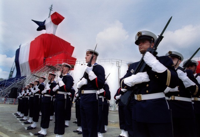 tau san bay hat nhan Charles de Gaulle