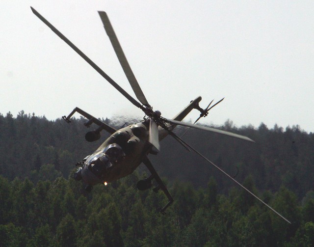 Trực thăng tấn công Ka-50 (trên) và Mi-24 (dưới).