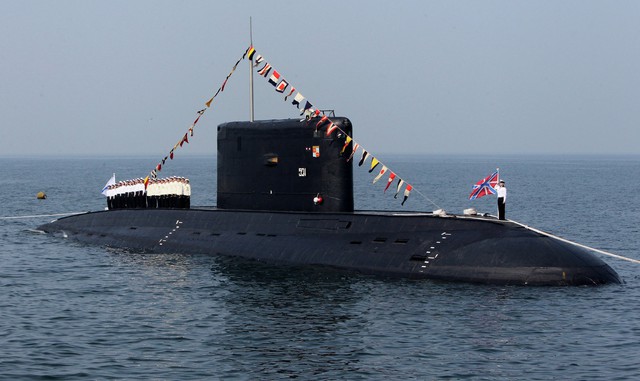 
Tàu ngầm diesel-điện lớp Varshavyanka trong lễ kỷ niệm Ngày Hải quân Nga ở Vladivostok.
