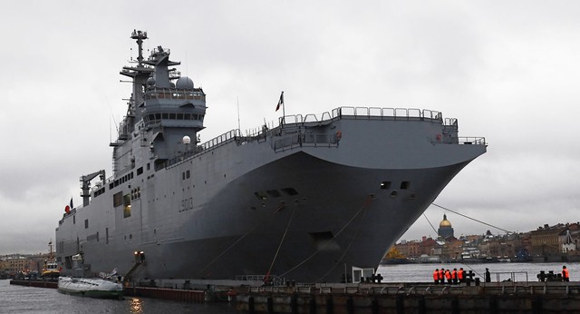 French government agencies are fighting over the future of the Mistral deal, French political analyst Xavier Moreau told Radio Sputnik.