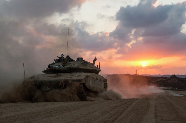 An Israeli Merkava tank rolls back from the Gaza Strip to an army deployment near Israel&apos;s border with the Palestinian enclave on August 3, 2014