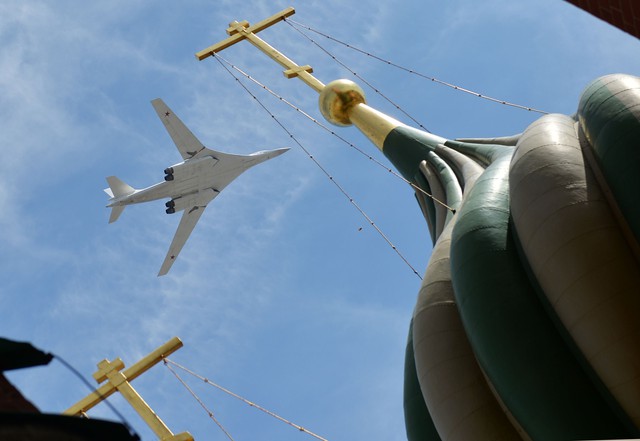 Máy bay ném bom Tu-160 tại lễ duyệt binh kỷ niệm 70 năm Chiến thắng Phát xít trên Quảng trường Đỏ hôm 9/5/2015.