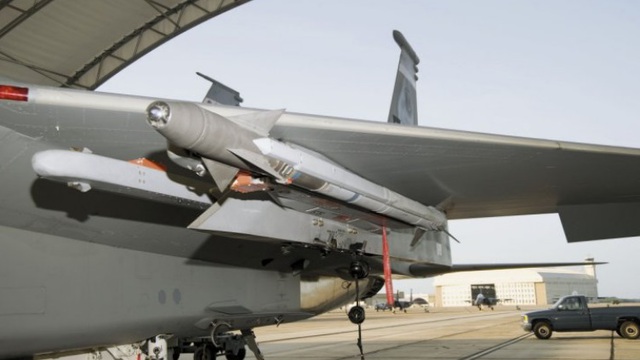 Tên lửa AIM-9X Sidewinder trên máy bay chiến đấu. Ảnh: Raytheon.