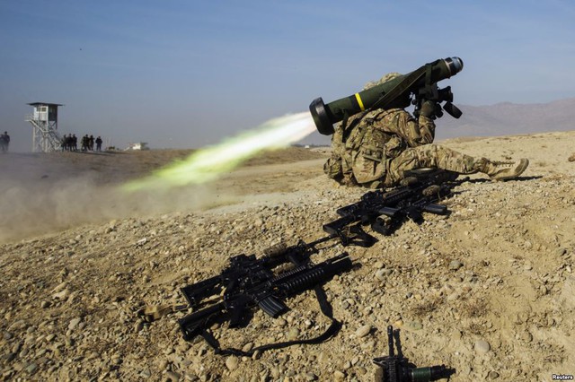 Binh sĩ Mỹ phóng tên lửa vác vai Javelin trong buổi huấn luyện đầu năm của họ tại căn cứ Gamberi, tỉnh Laghman, Afghanistan.