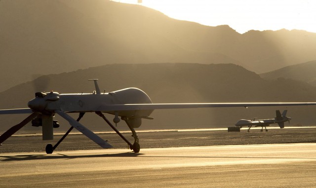 Trong năm qua, các phi vụ sử dụng máy bay không người lái cũng được thực hiện tích cực. Trong ảnh là 1 chiếc MQ-1B Predator và 1 chiếc MQ-9 Reaper đang taxi ra đường cất cánh tại căn cứ không quân Creech, Nevada.